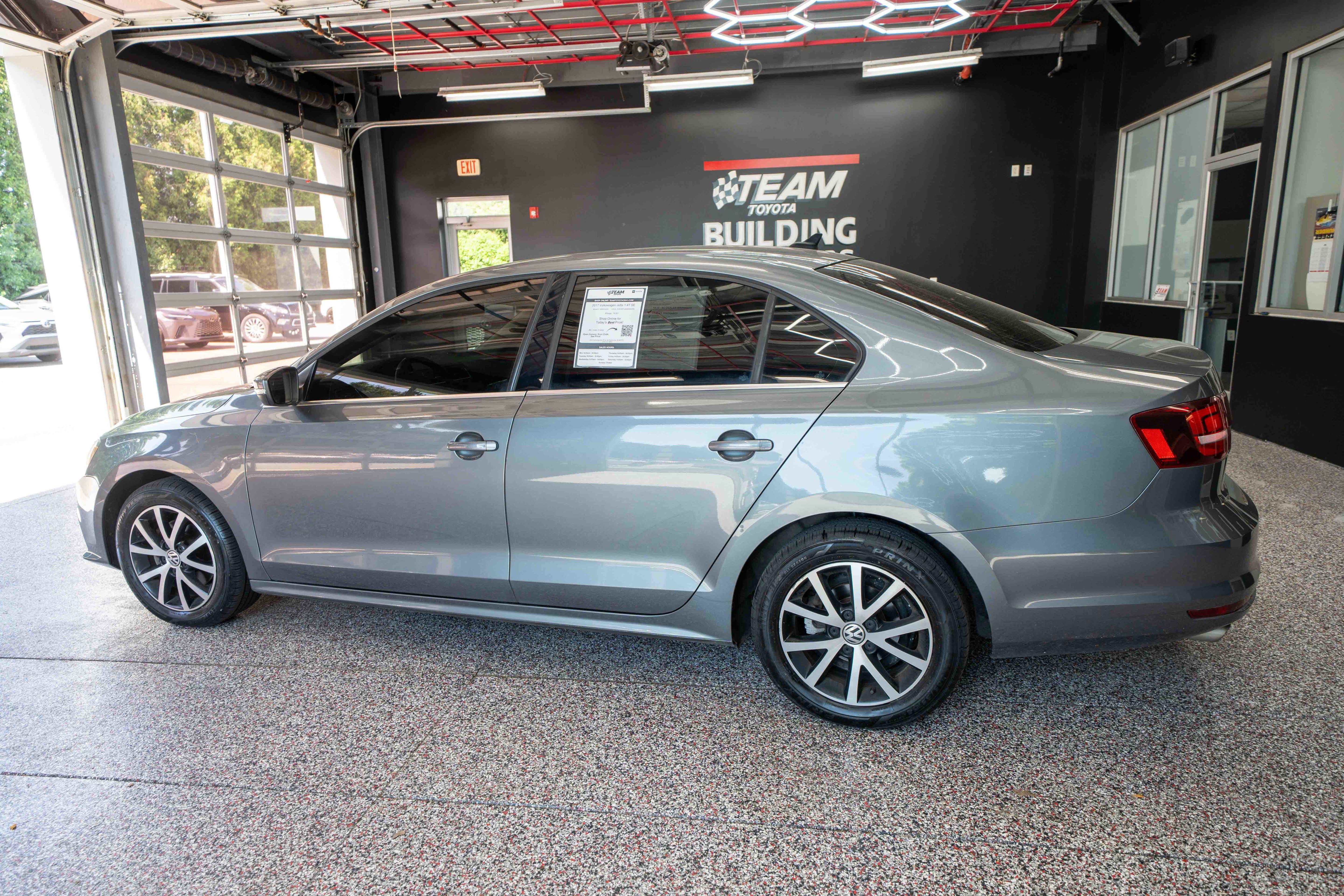 Used 2017 Volkswagen Jetta SE FWD image 2