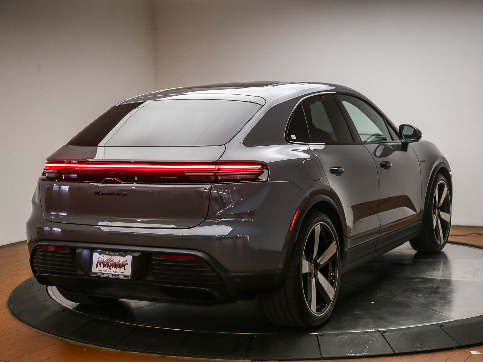 Certified 2025 Porsche Macan 4S Electric AWD/4WD image 8