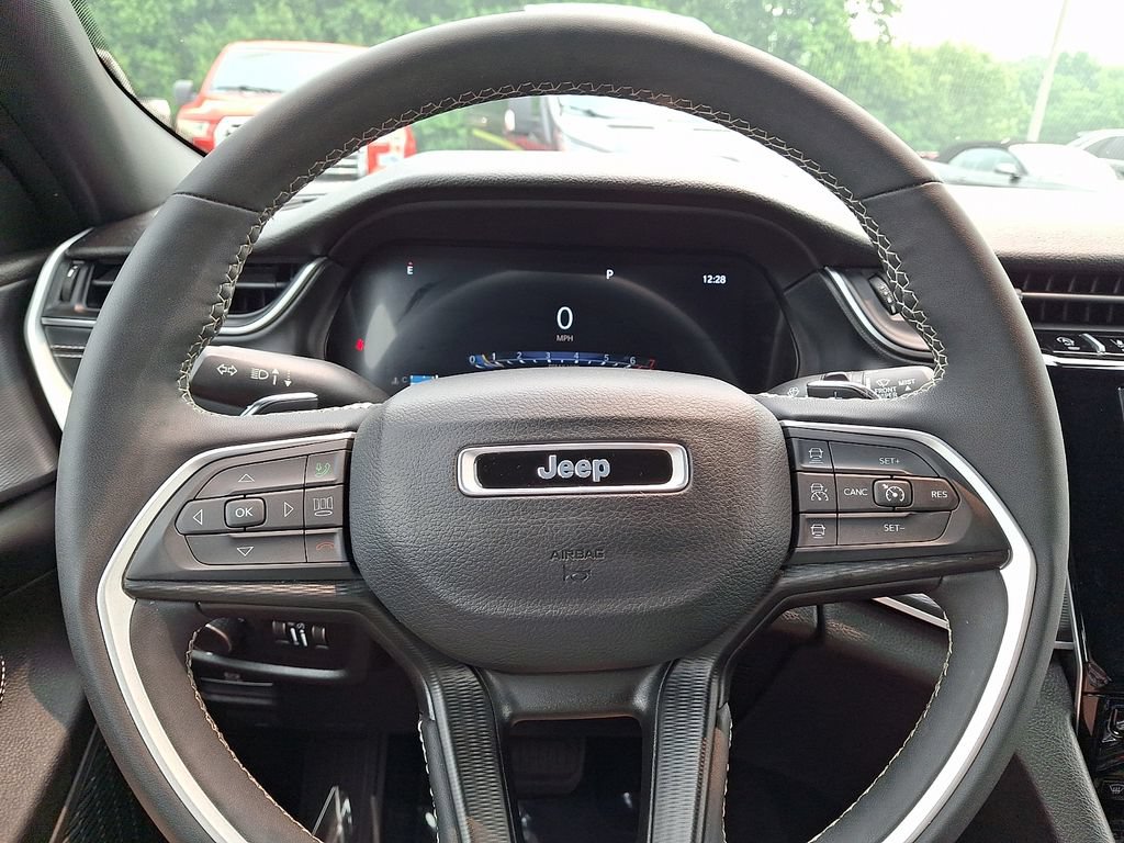 Used 2024 Jeep Grand Cherokee Laredo w/ Luxury Tech Group I AWD/4WD image 18