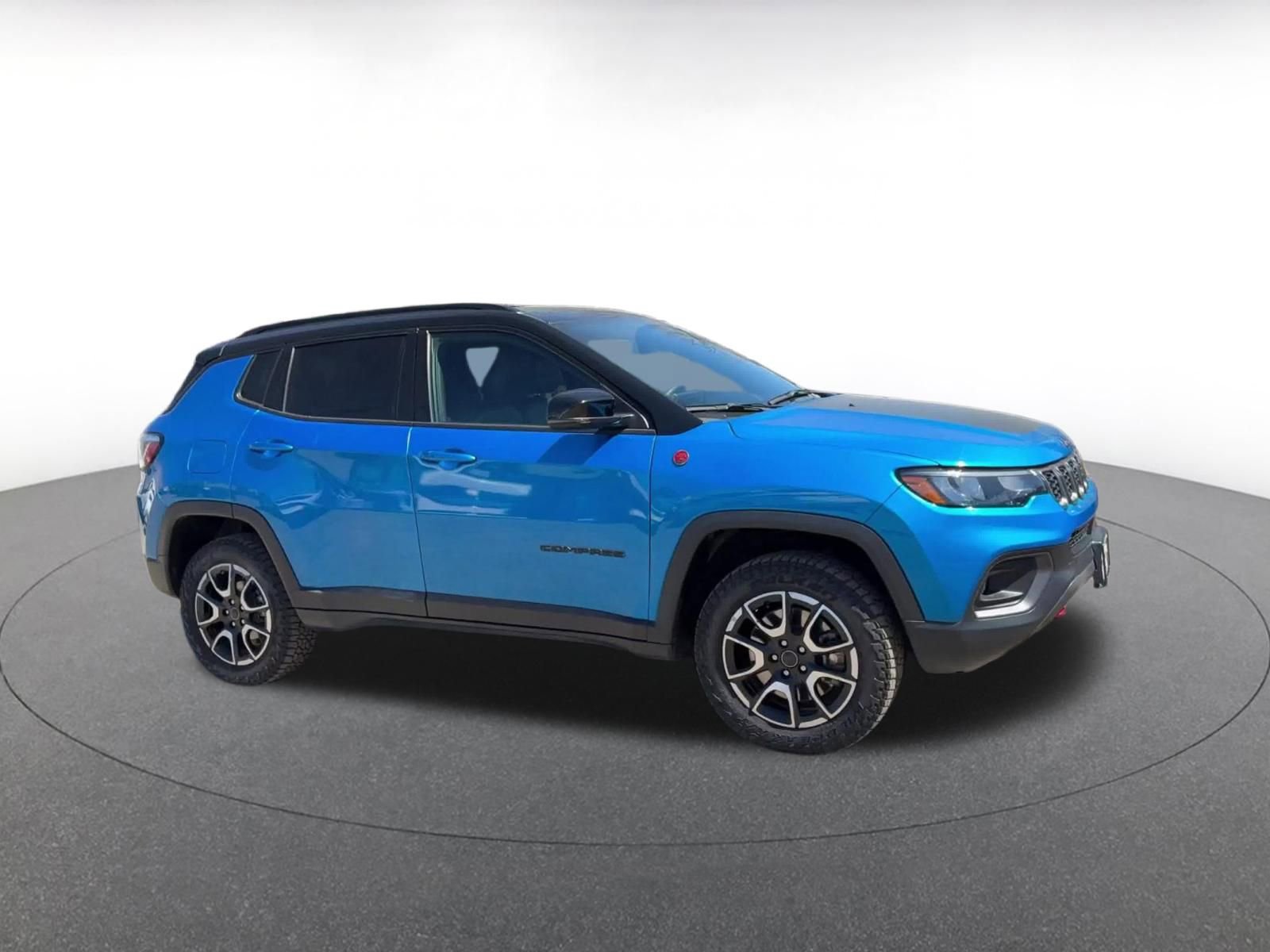 Used 2025 Jeep Compass Trailhawk AWD/4WD image 2
