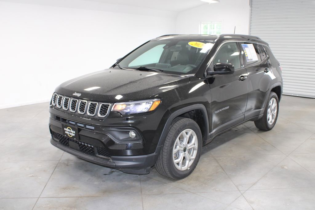 Used 2025 Jeep Compass Latitude AWD/4WD image 4