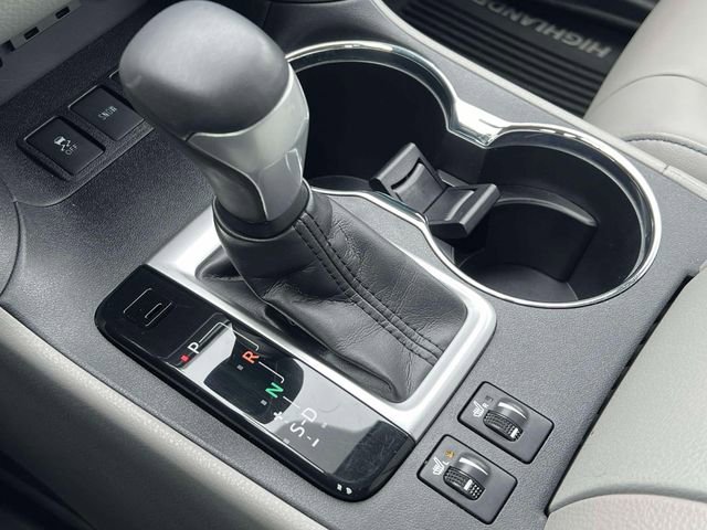 Used 2019 Toyota Highlander XLE AWD/4WD image 17