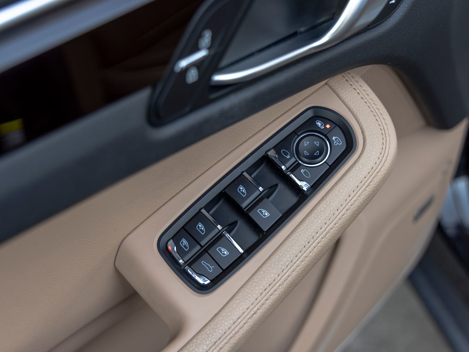 Certified 2020 Porsche Macan AWD/4WD image 23