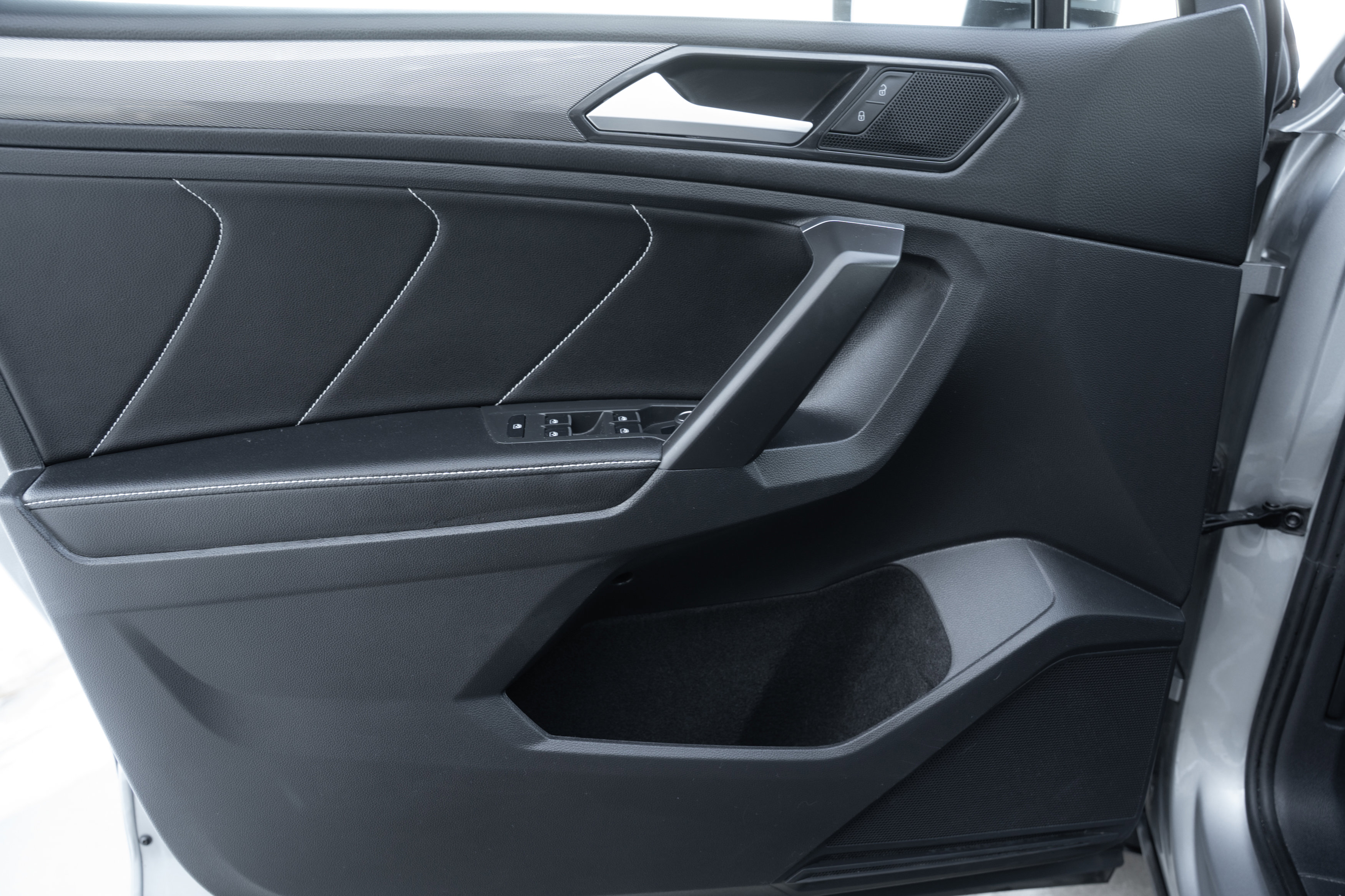 Used 2023 Volkswagen Tiguan SE image 16