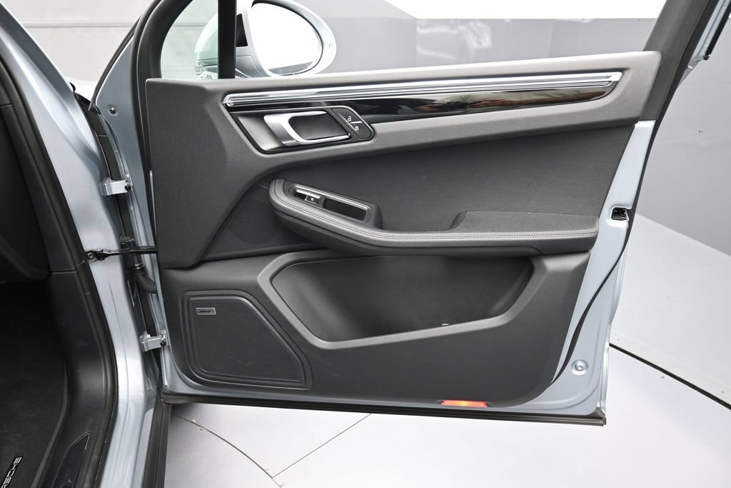 Certified 2025 Porsche Macan AWD/4WD image 28