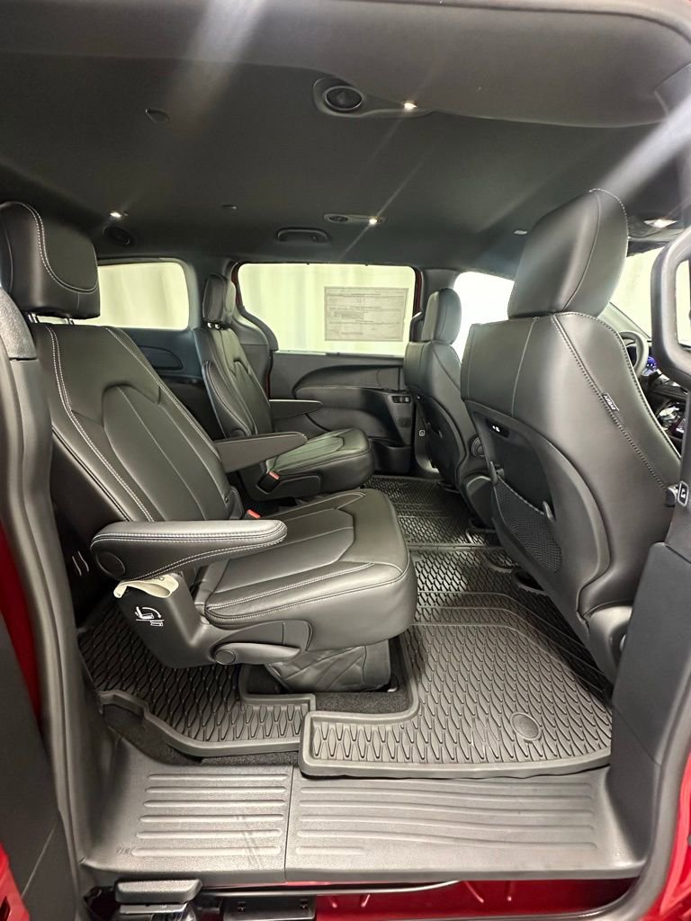 New 2025 Chrysler Pacifica Select w/ Fav Edition Package image 23