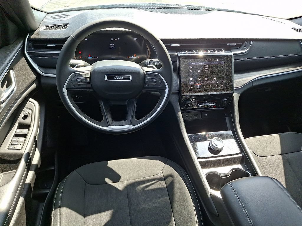 Used 2025 Jeep Grand Cherokee Laredo X AWD/4WD image 2