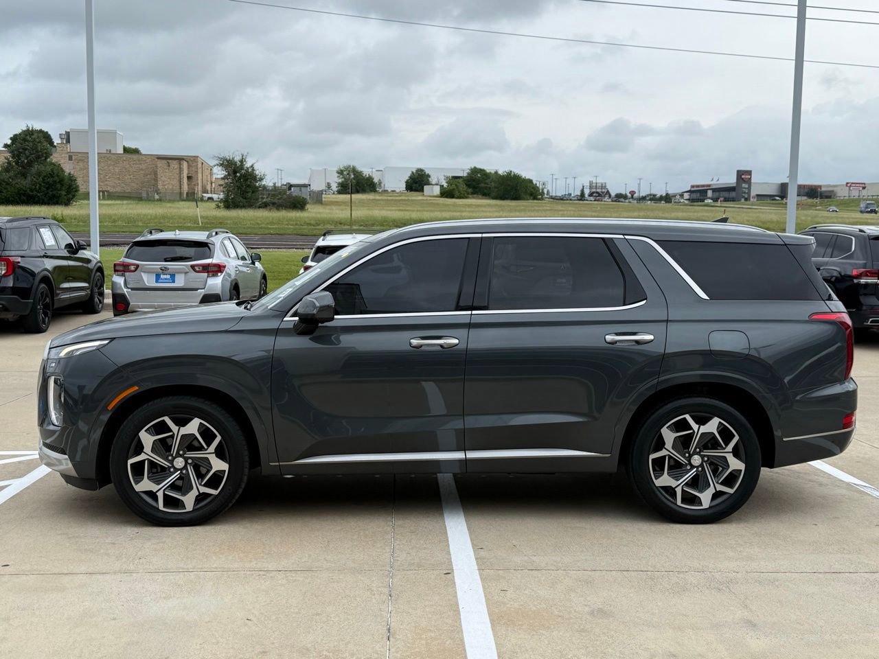 Used 2022 Hyundai Palisade Calligraphy FWD image 2