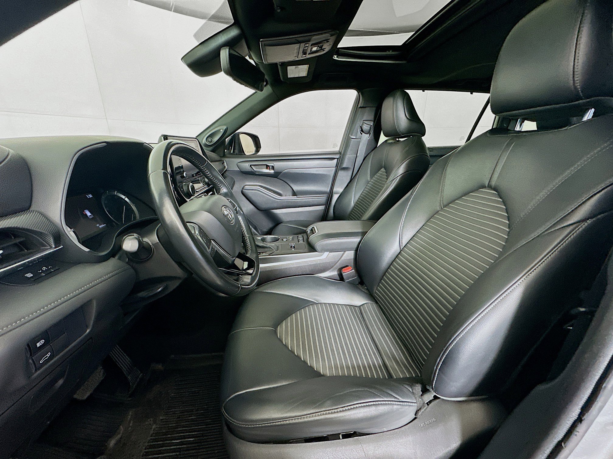 Used 2021 Toyota Highlander XSE FWD image 13