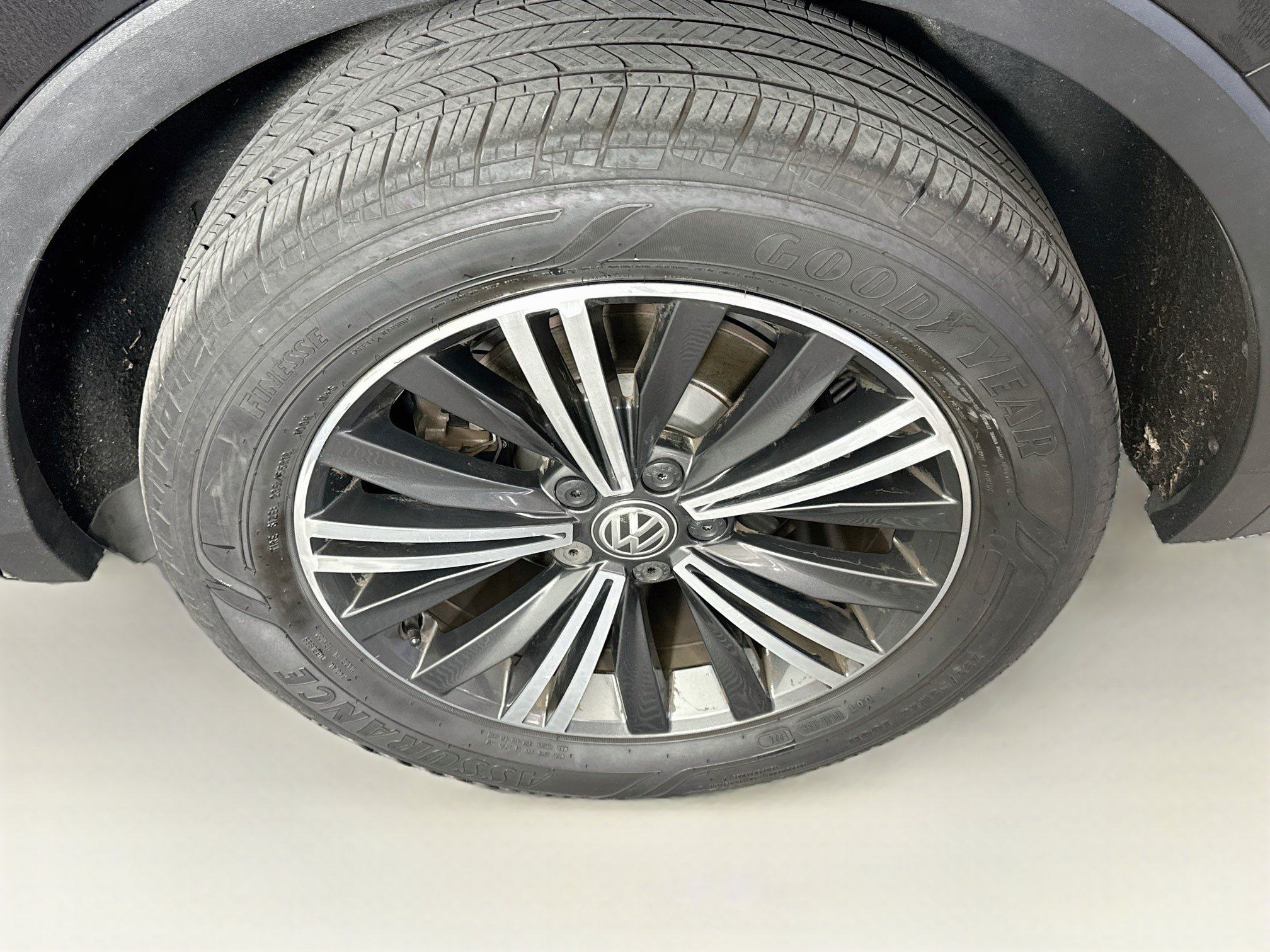Used 2018 Volkswagen Tiguan SEL FWD image 11
