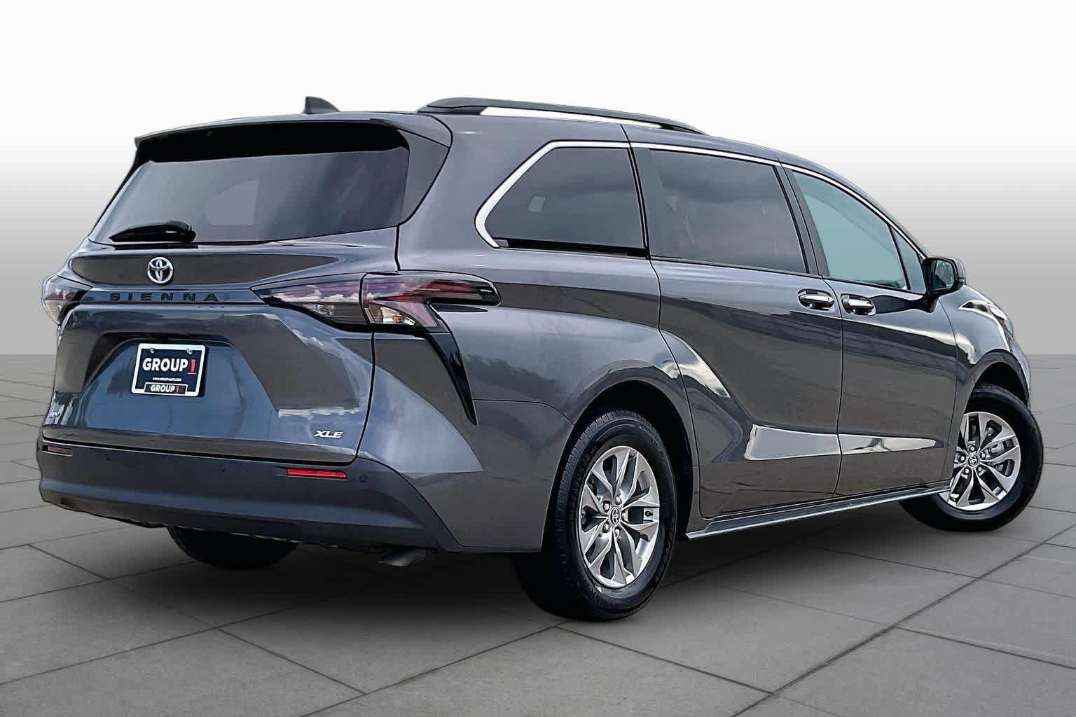 Used 2025 Toyota Sienna XLE FWD image 12