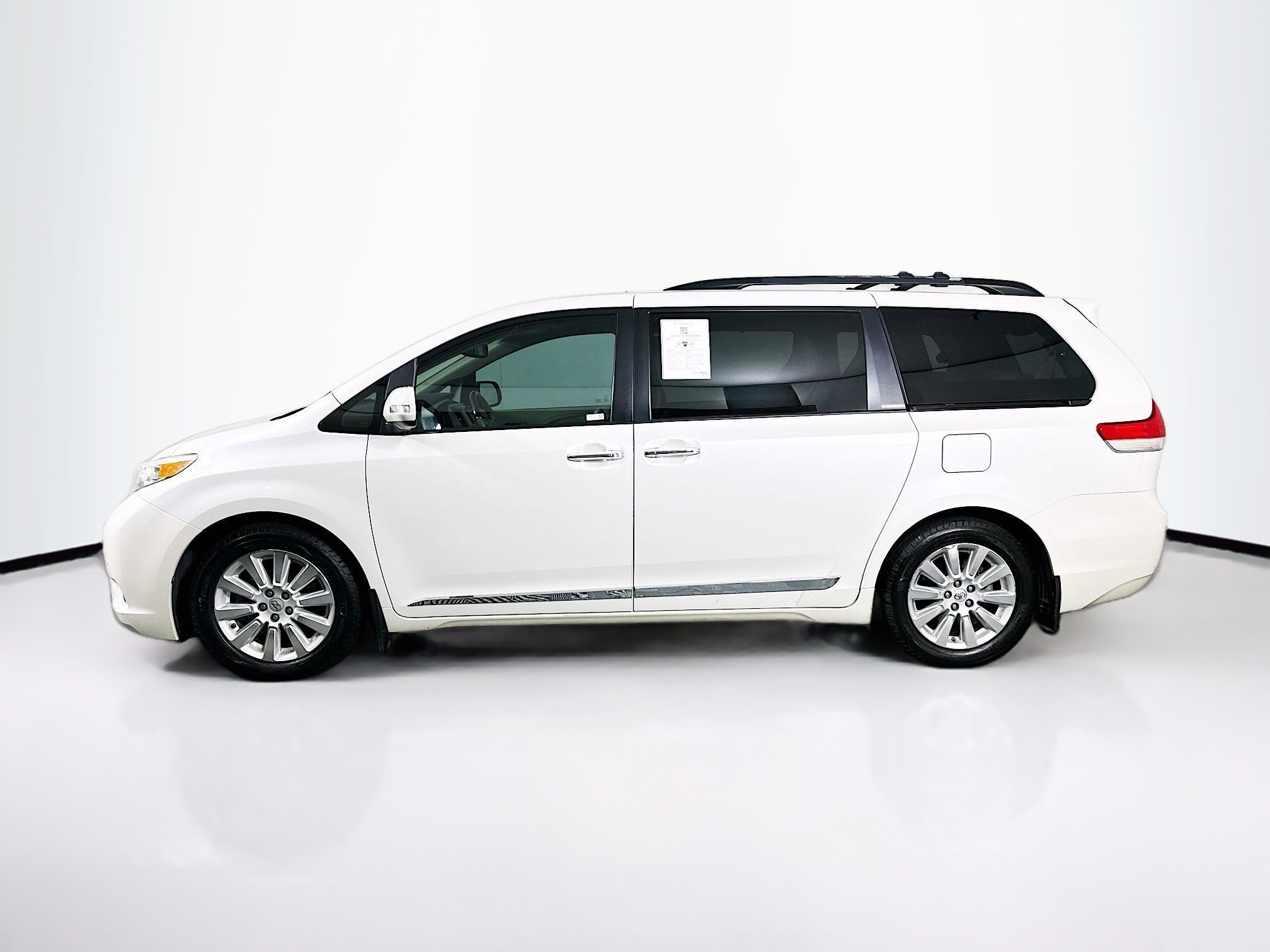 Used 2013 Toyota Sienna Limited w/ Premium Pkg FWD image 4