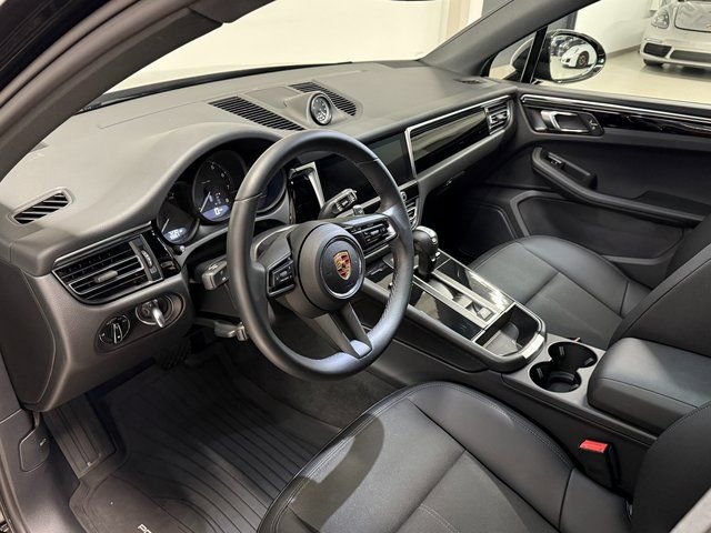 Certified 2023 Porsche Macan image 4