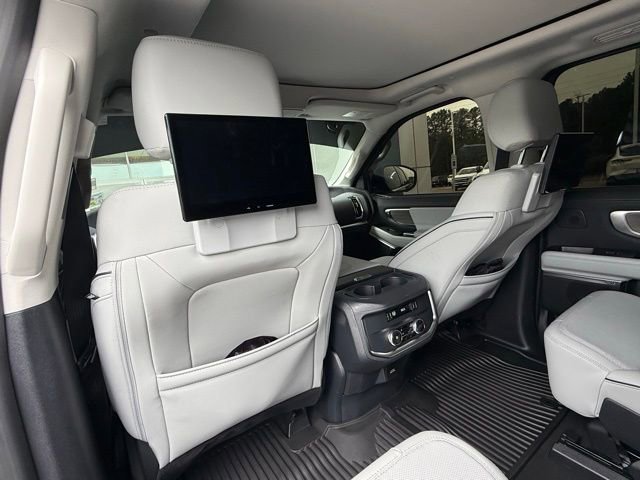 Used 2026 Ford Expedition Platinum w/ Platinum Ultimate Package AWD/4WD image 15