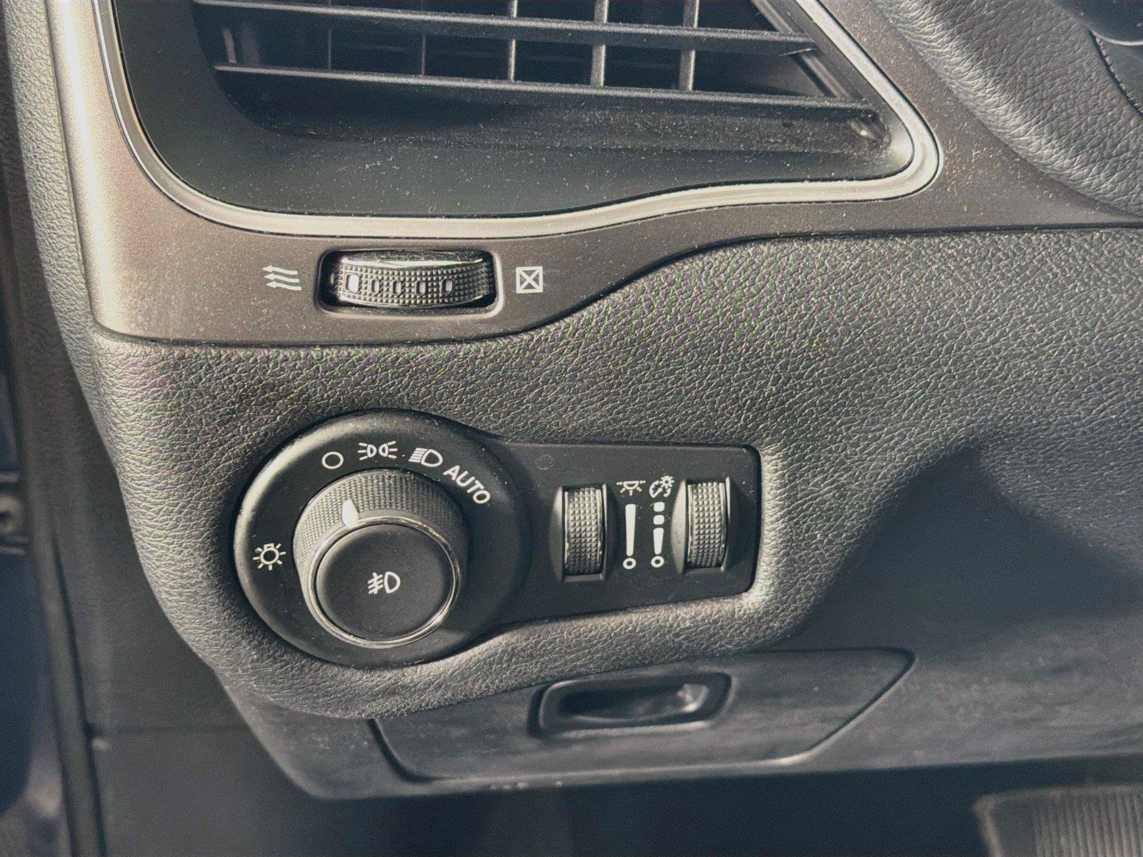 Used 2019 Jeep Cherokee Latitude Plus w/ Cold Weather Group AWD/4WD image 17