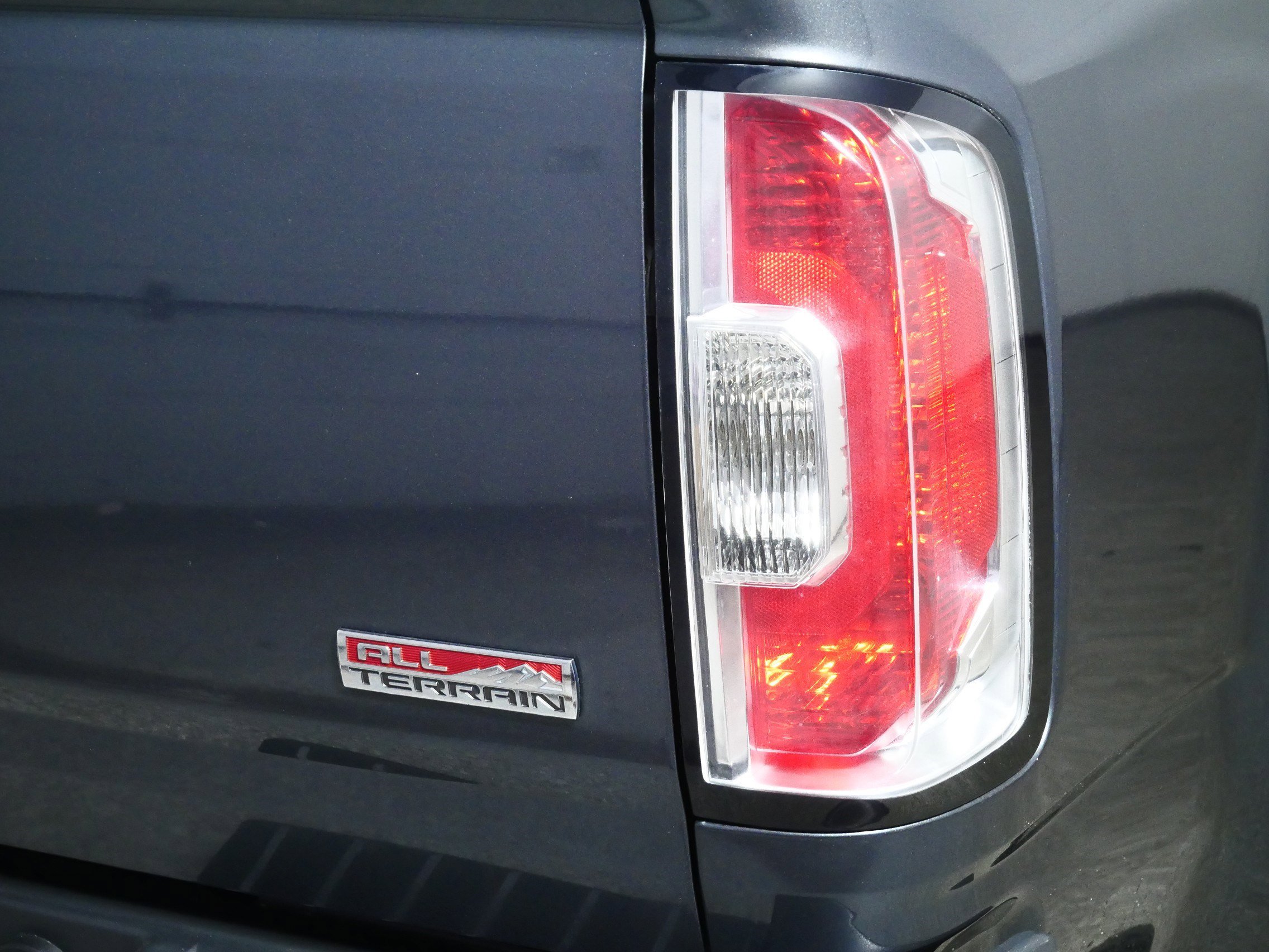 Used 2015 GMC Canyon SLE w/ All-Terrain Package image 17