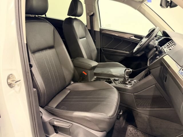 Used 2024 Volkswagen Tiguan SE AWD/4WD image 38