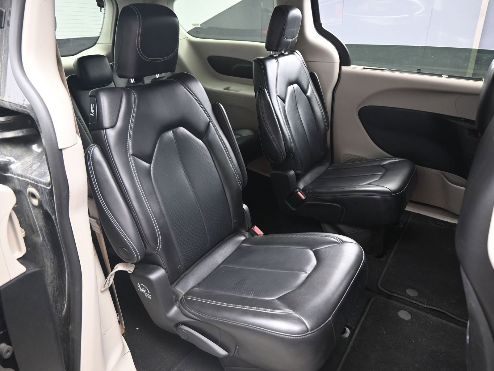 Used 2023 Chrysler Pacifica Touring-L image 15