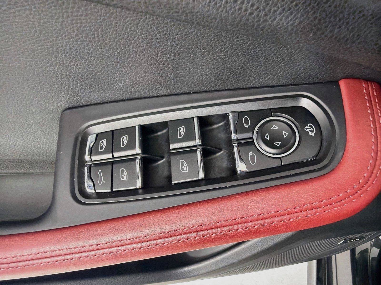 Certified 2024 Porsche Macan AWD/4WD image 9