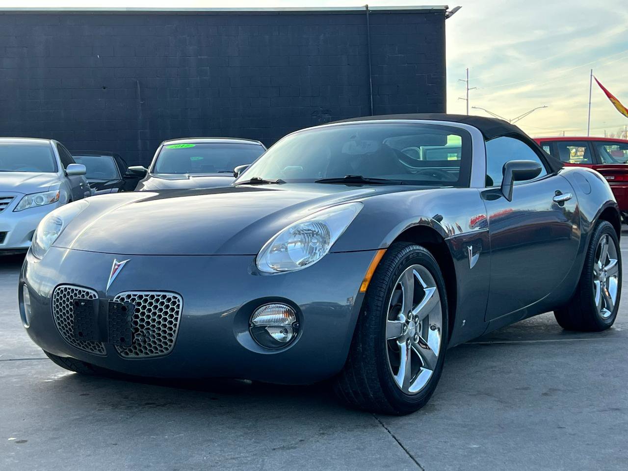 Used 2008 Pontiac Solstice Convertible w/ Preferred Package RWD image 2