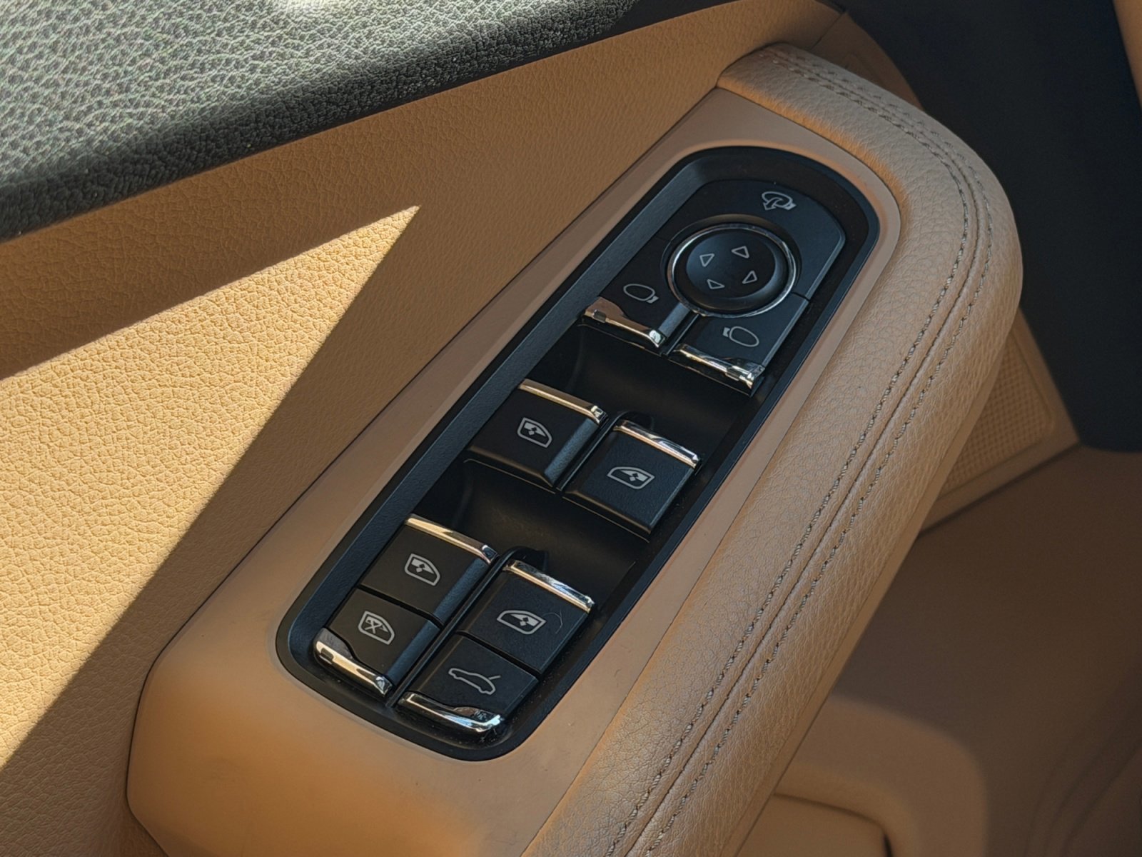 Certified 2025 Porsche Macan AWD/4WD image 16