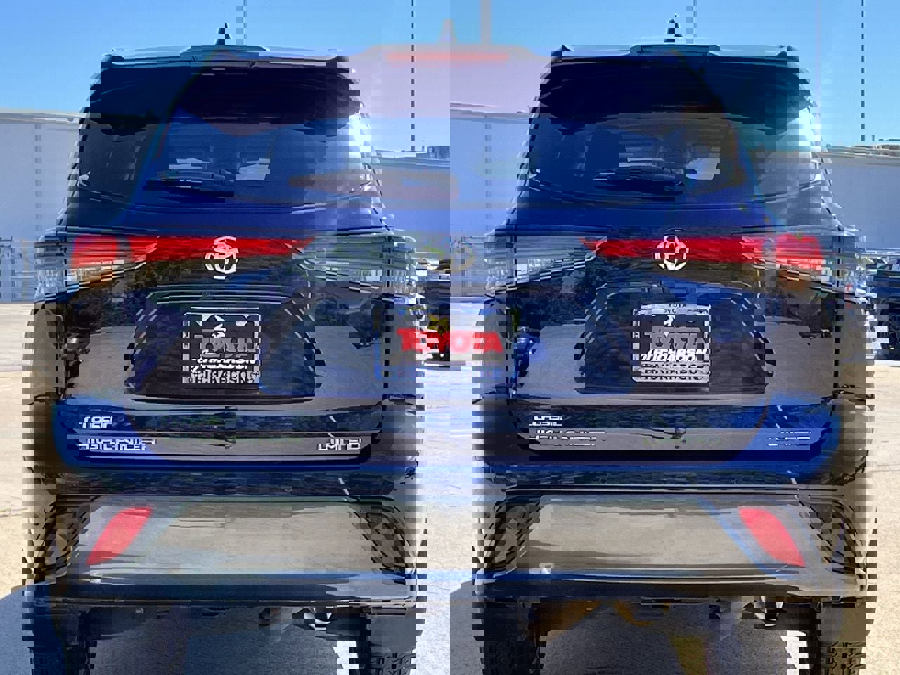 Used 2023 Toyota Highlander Limited FWD image 5