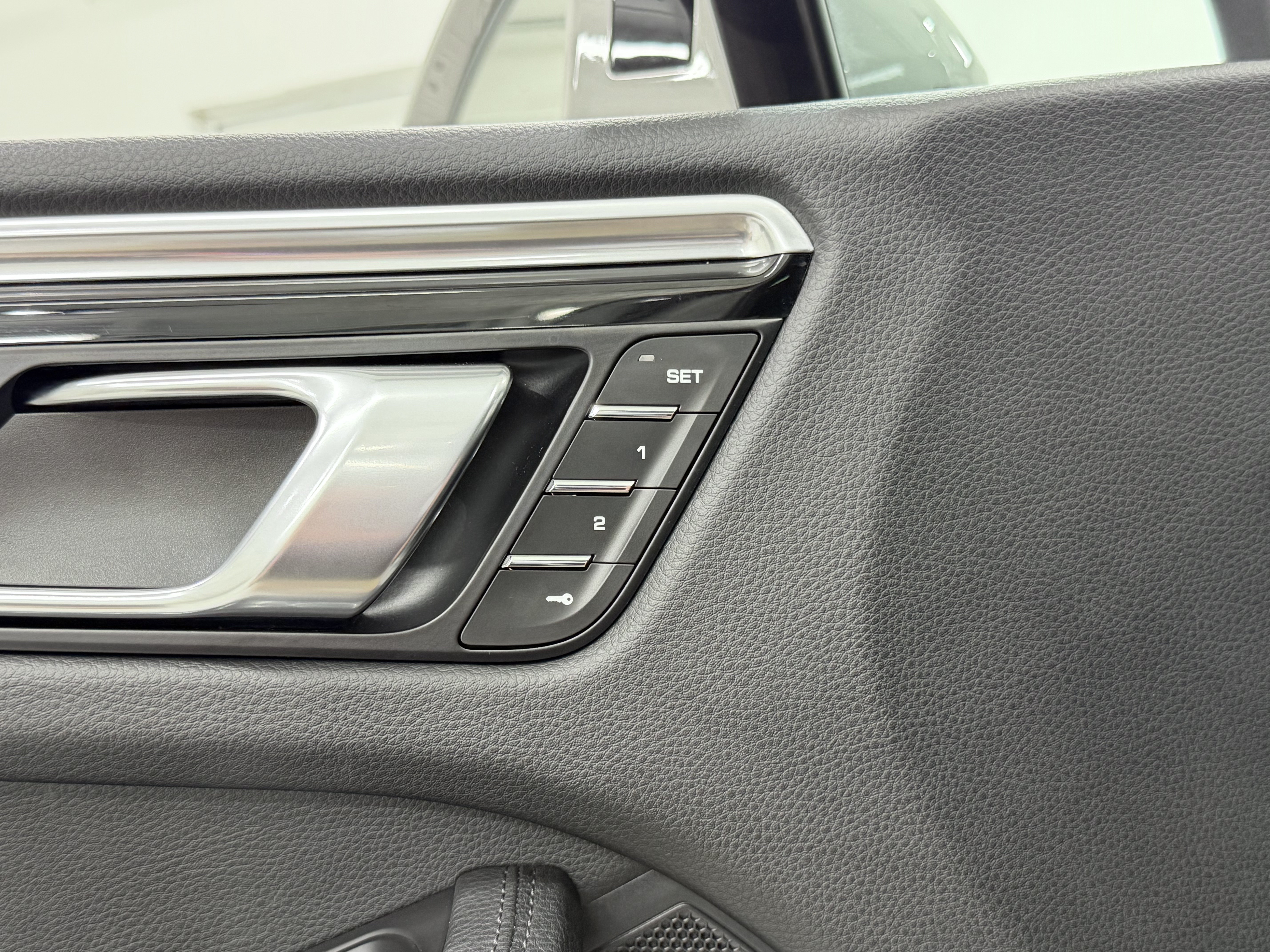 Certified 2023 Porsche Macan S AWD/4WD image 29