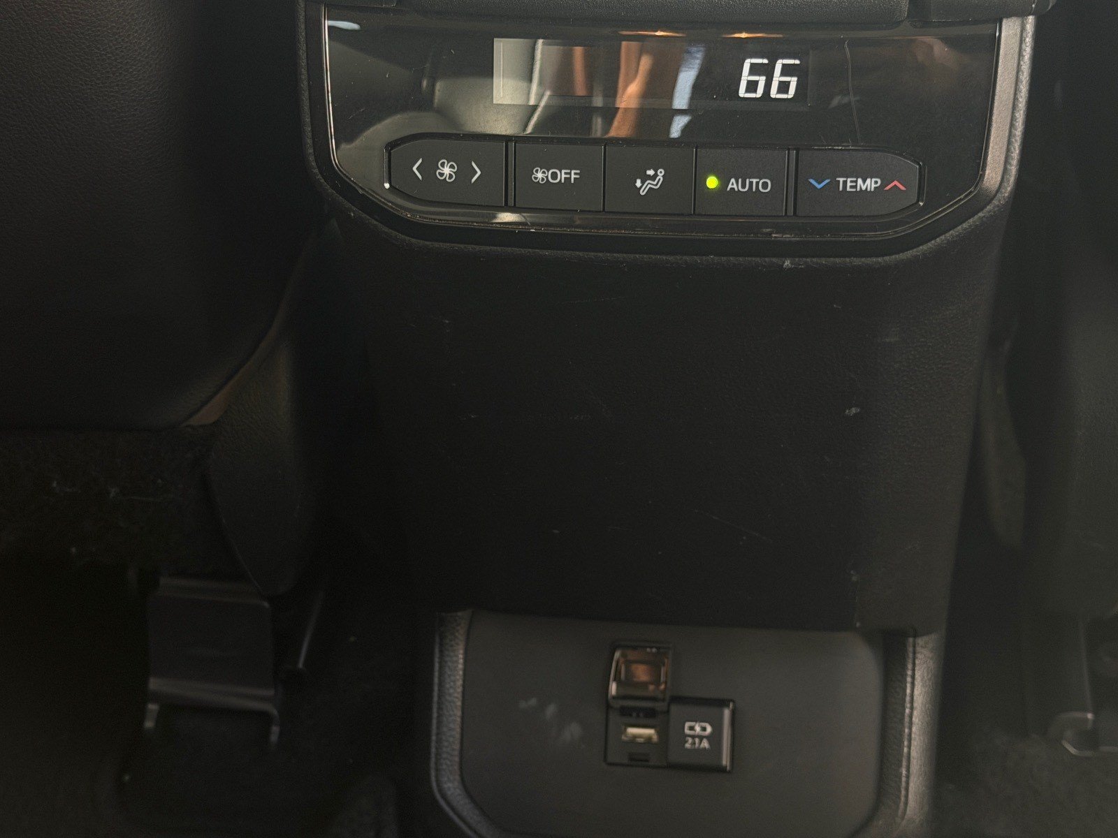 Used 2020 Toyota Highlander XLE FWD image 29