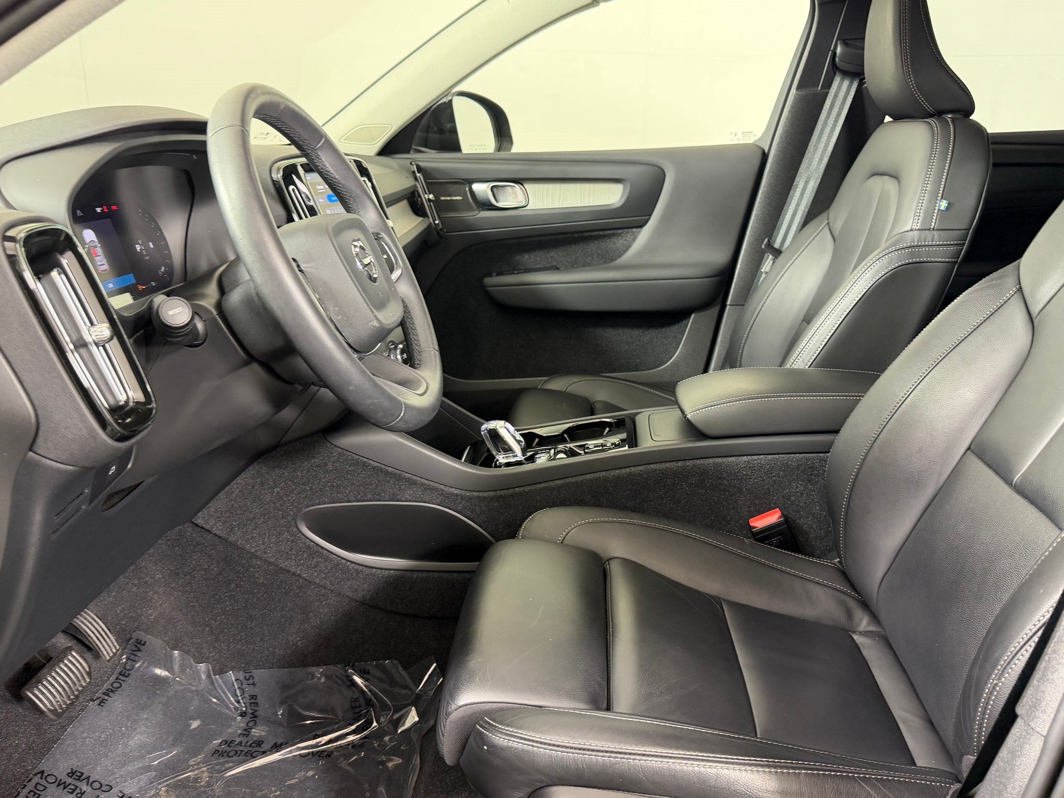 Used 2024 Volvo XC40 B5 Plus w/ Protection Package Premier AWD/4WD image 5