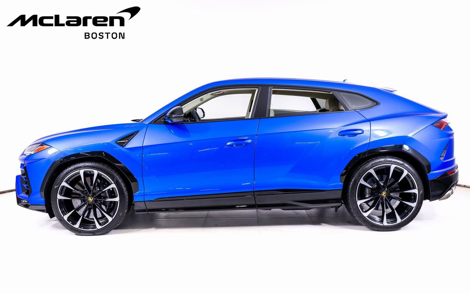 Used 2021 Lamborghini Urus image 2