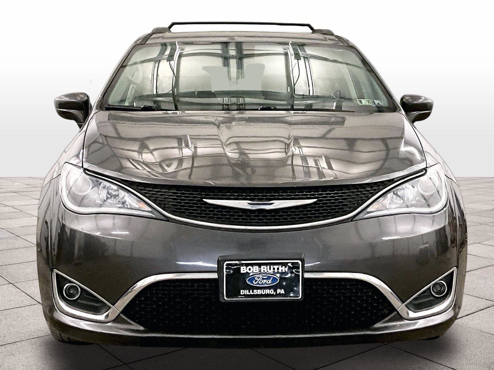 Used 2017 Chrysler Pacifica Touring-L w/ 13 Speaker Alpine Sound Group image 3