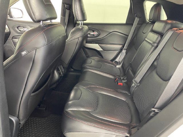 Used 2017 Jeep Cherokee Trailhawk AWD/4WD image 11