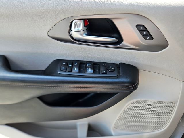 Used 2020 Chrysler Pacifica Touring-L image 36