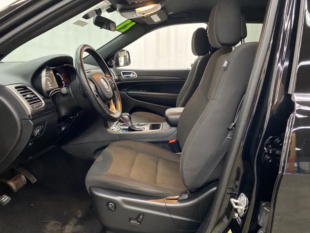 Used 2021 Jeep Grand Cherokee Laredo w/ Security & Convenience Group AWD/4WD image 14
