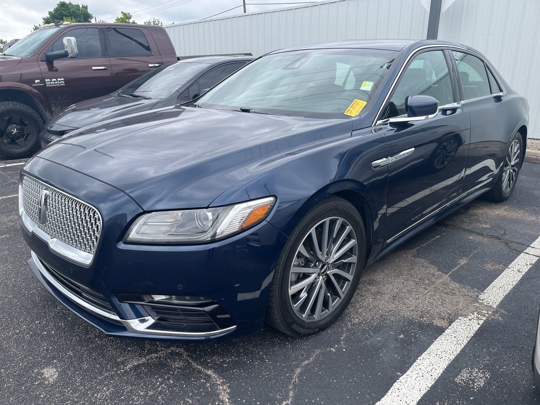 Used 2017 Lincoln Continental Select w/ Climate Package FWD image 3
