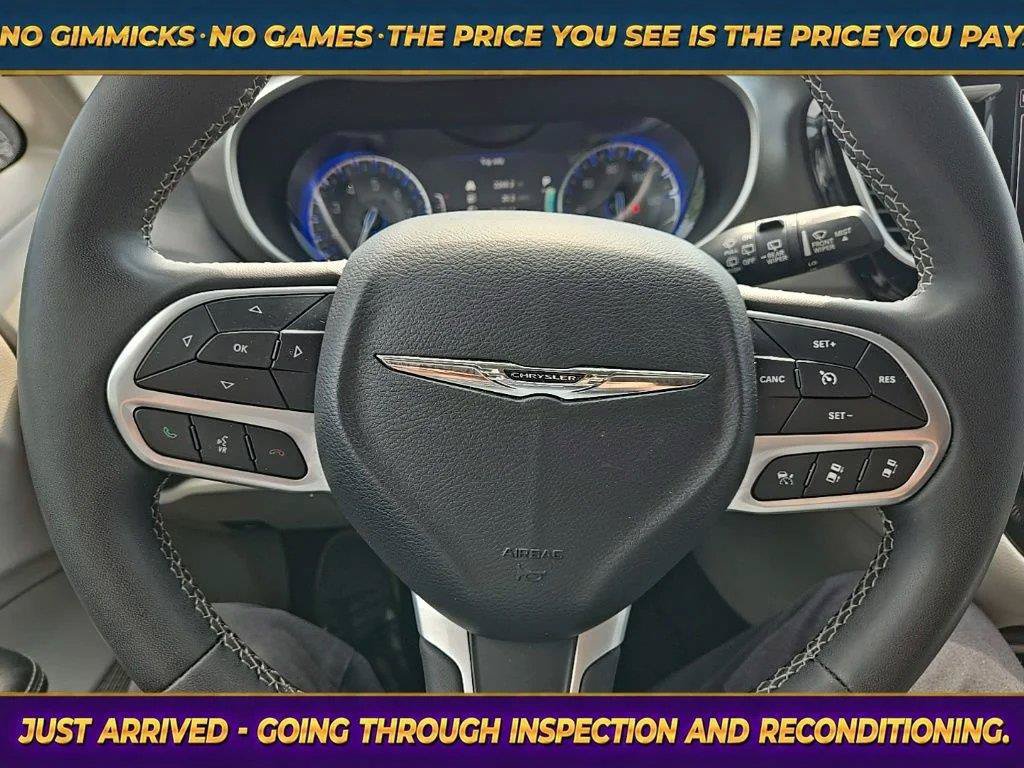 Used 2023 Chrysler Pacifica Touring-L FWD image 18