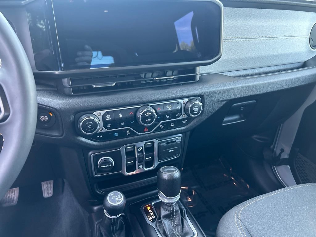 Used 2024 Jeep Wrangler Unlimited w/ Convenience Group AWD/4WD image 19