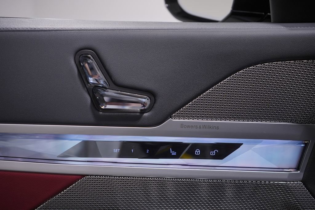 Used 2023 BMW 740i w/ Parking Assistance Package image 17