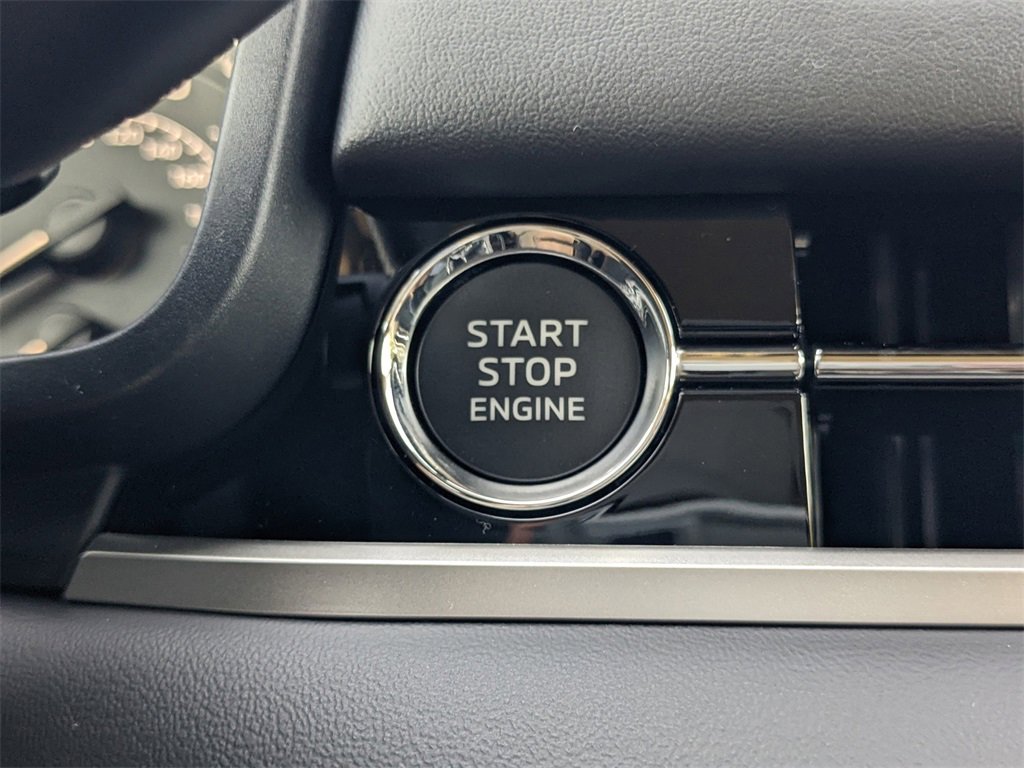 New 2025 Mitsubishi Outlander SE image 29