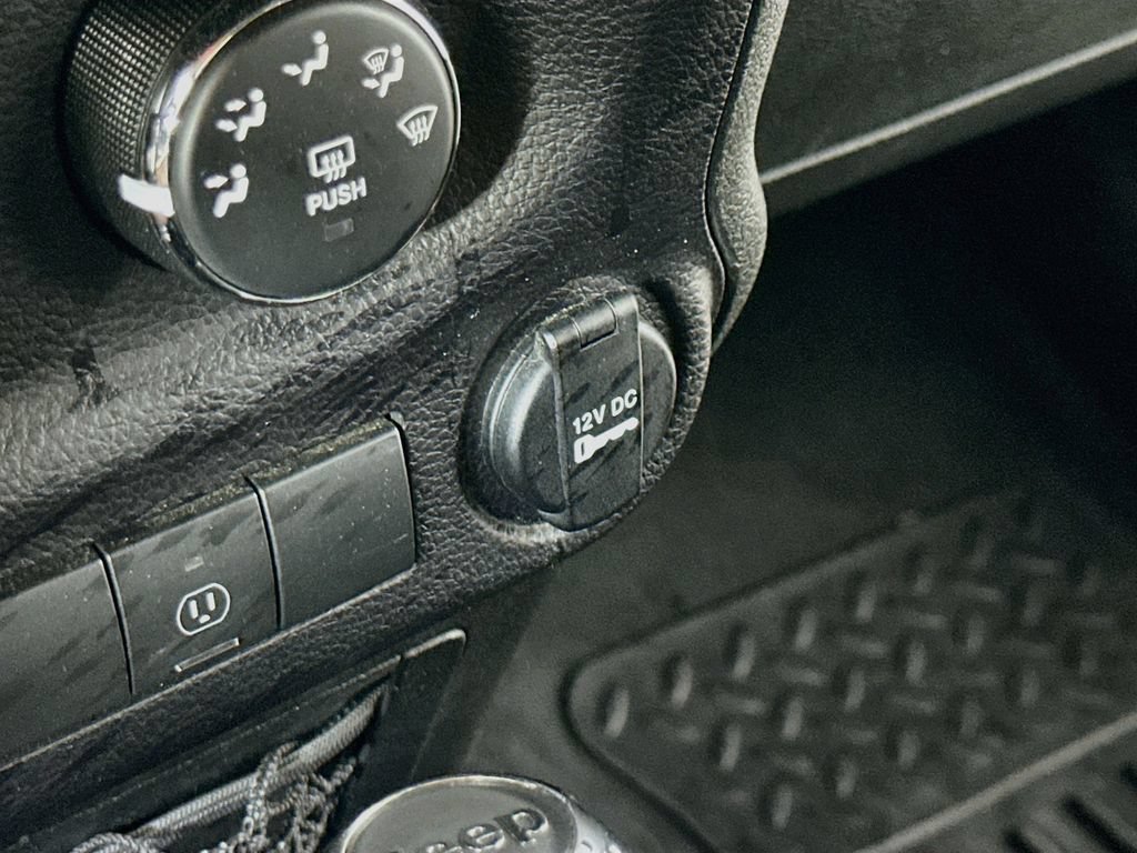 Used 2015 Jeep Wrangler Unlimited Rubicon AWD/4WD image 29