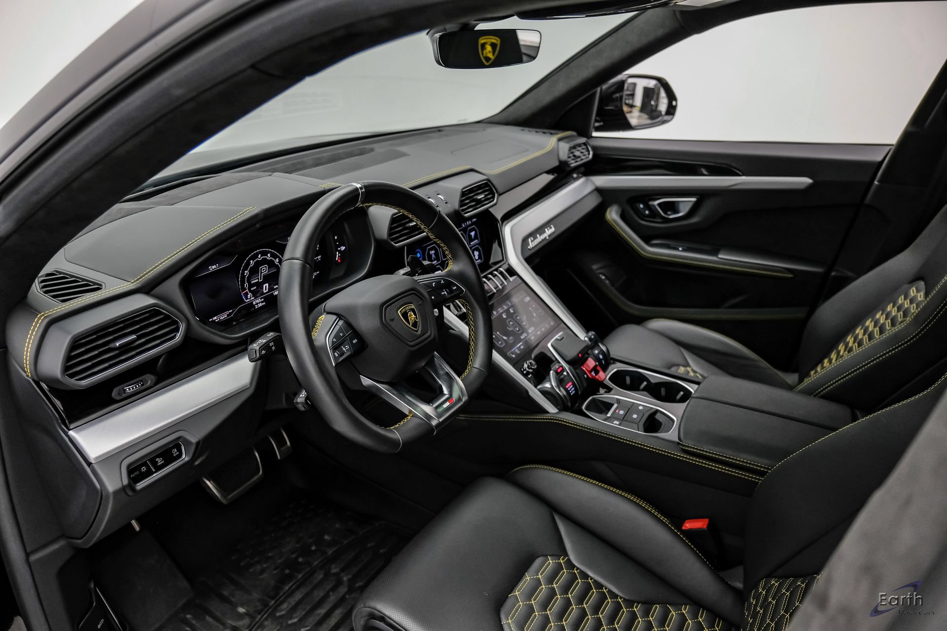Used 2022 Lamborghini Urus AWD/4WD image 2