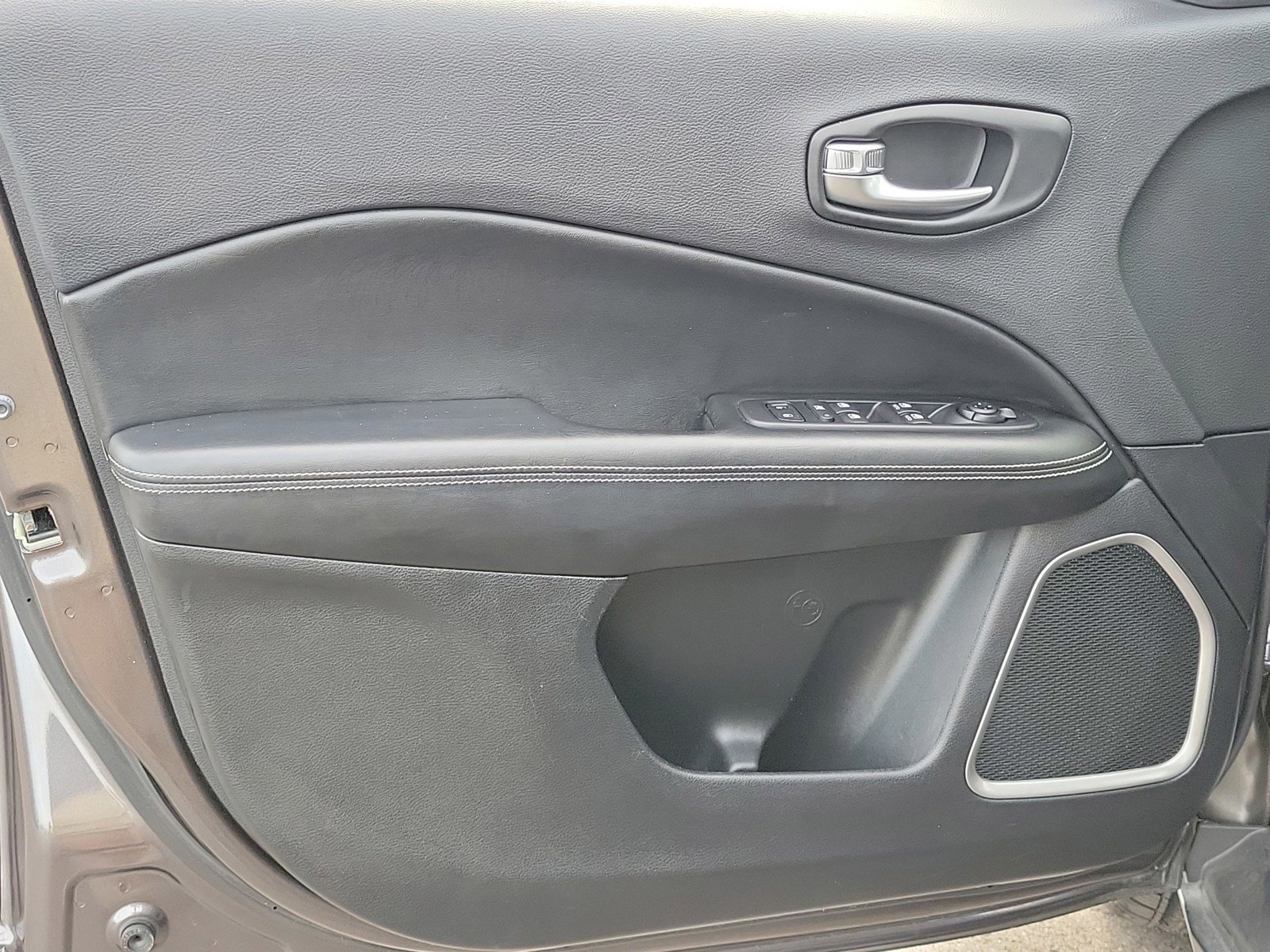 Used 2021 Jeep Compass Latitude FWD image 13