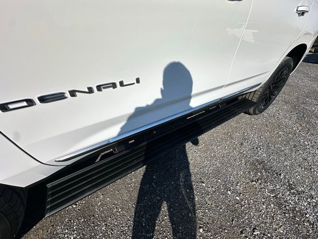 Used 2025 GMC Yukon Denali w/ Sun & Power Step Package image 15