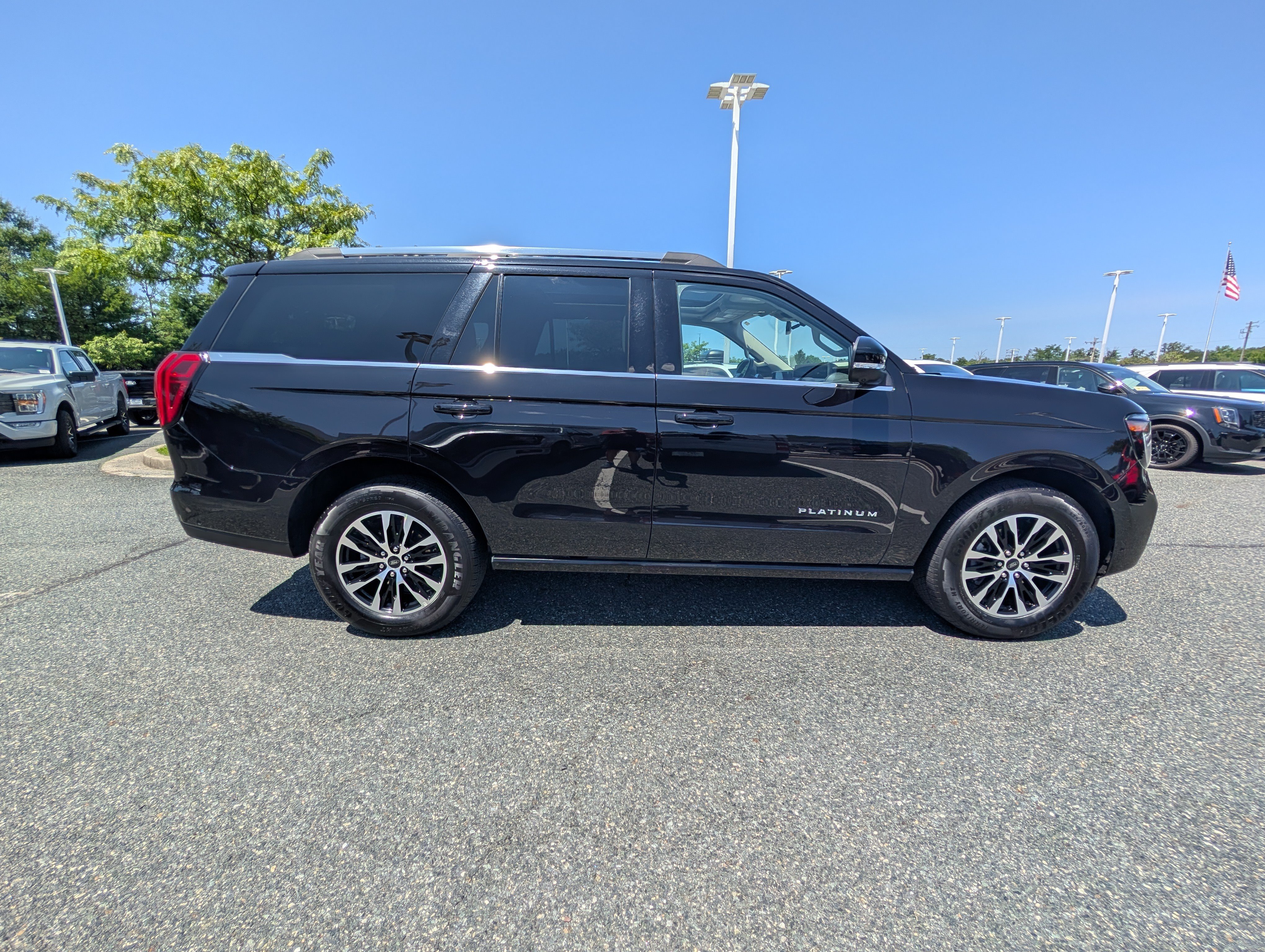 Certified 2025 Ford Expedition Platinum AWD/4WD image 2