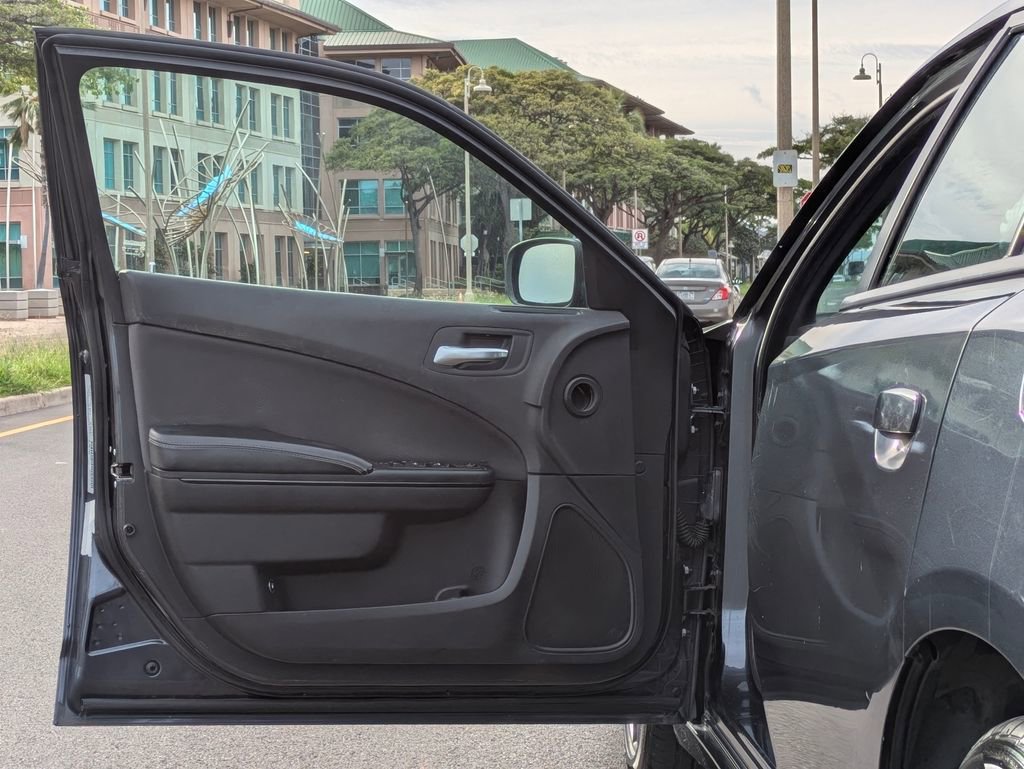 Used 2018 Dodge Charger SXT w/ Blacktop Package RWD image 9