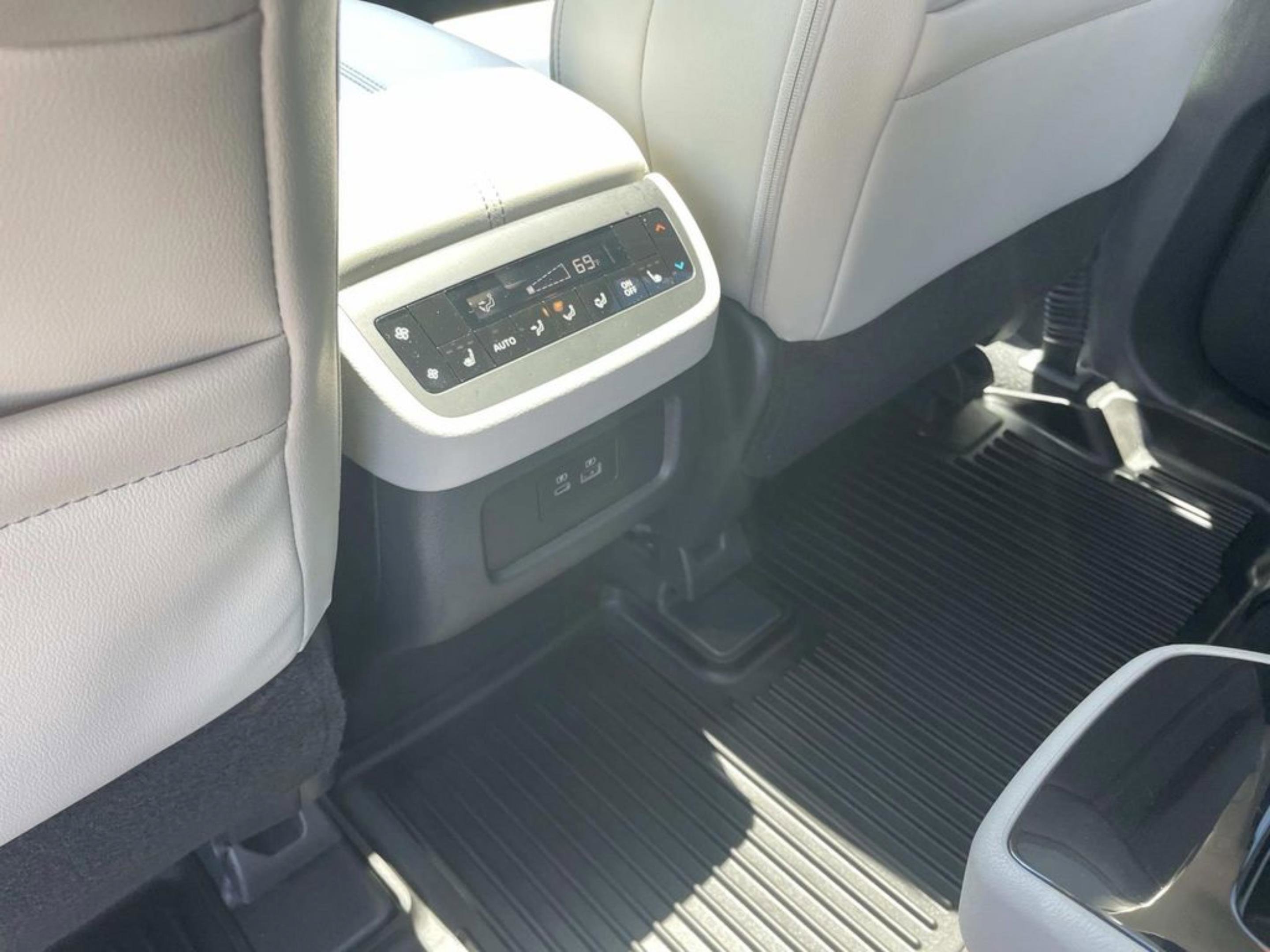 Used 2025 Nissan Pathfinder SL w/ SL Premium Package AWD/4WD image 11