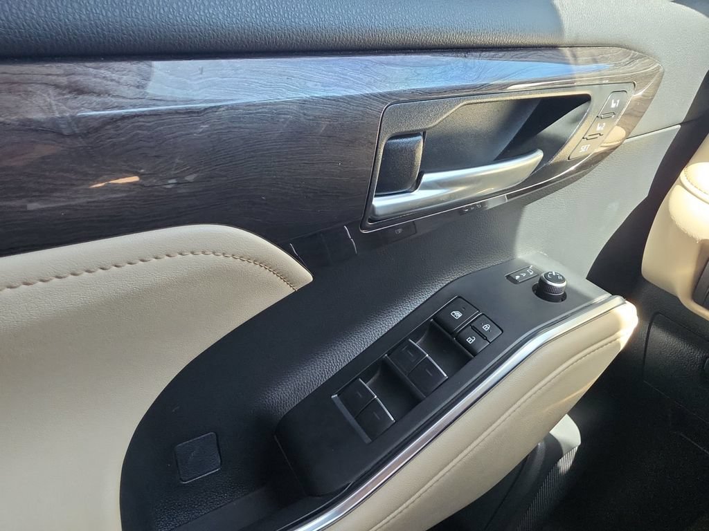 Used 2023 Toyota Highlander Platinum FWD image 23