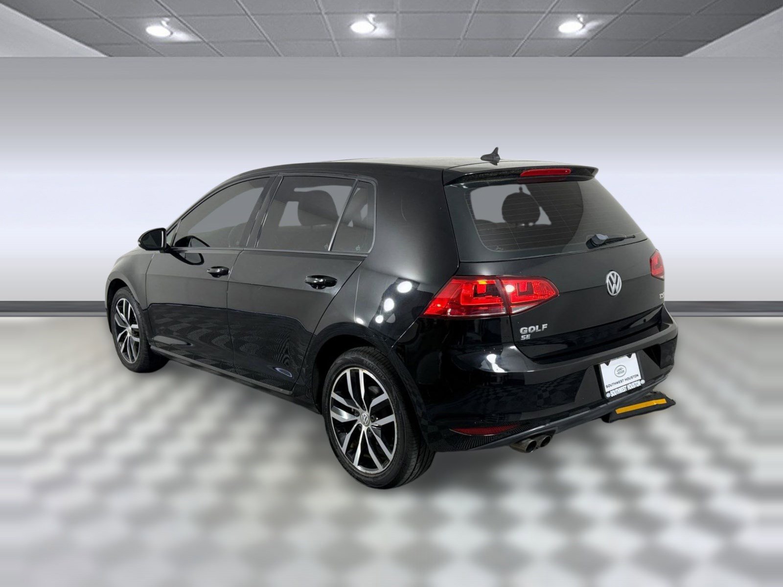 Used 2016 Volkswagen Golf SE w/ Lighting Package FWD image 3