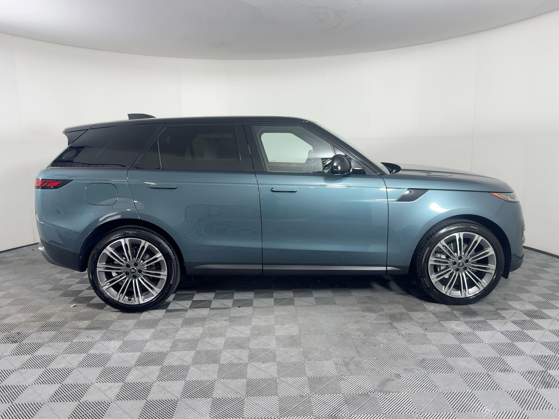 New 2025 Land Rover Range Rover Sport SE image 9