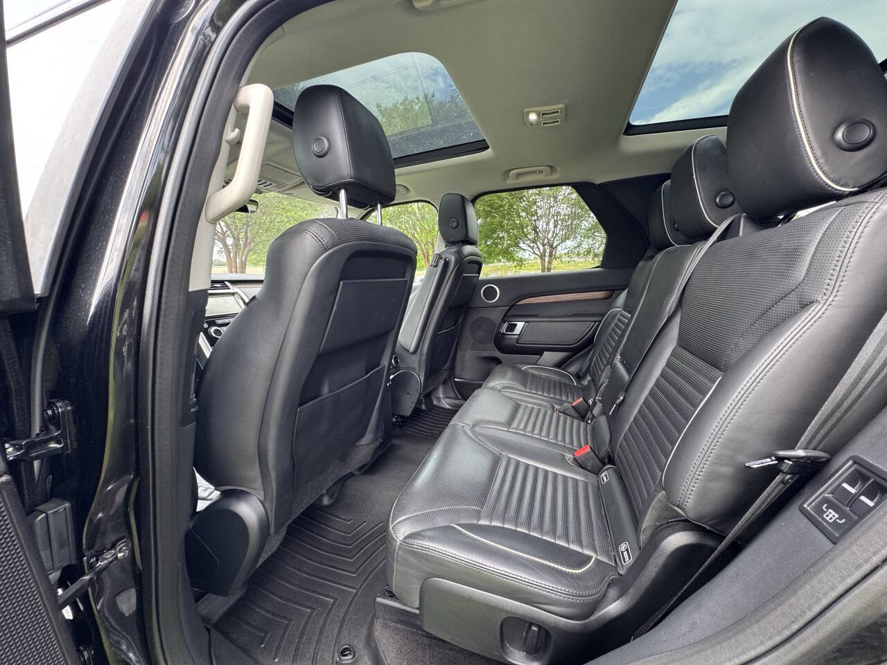 Used 2017 Land Rover Discovery HSE AWD/4WD image 18